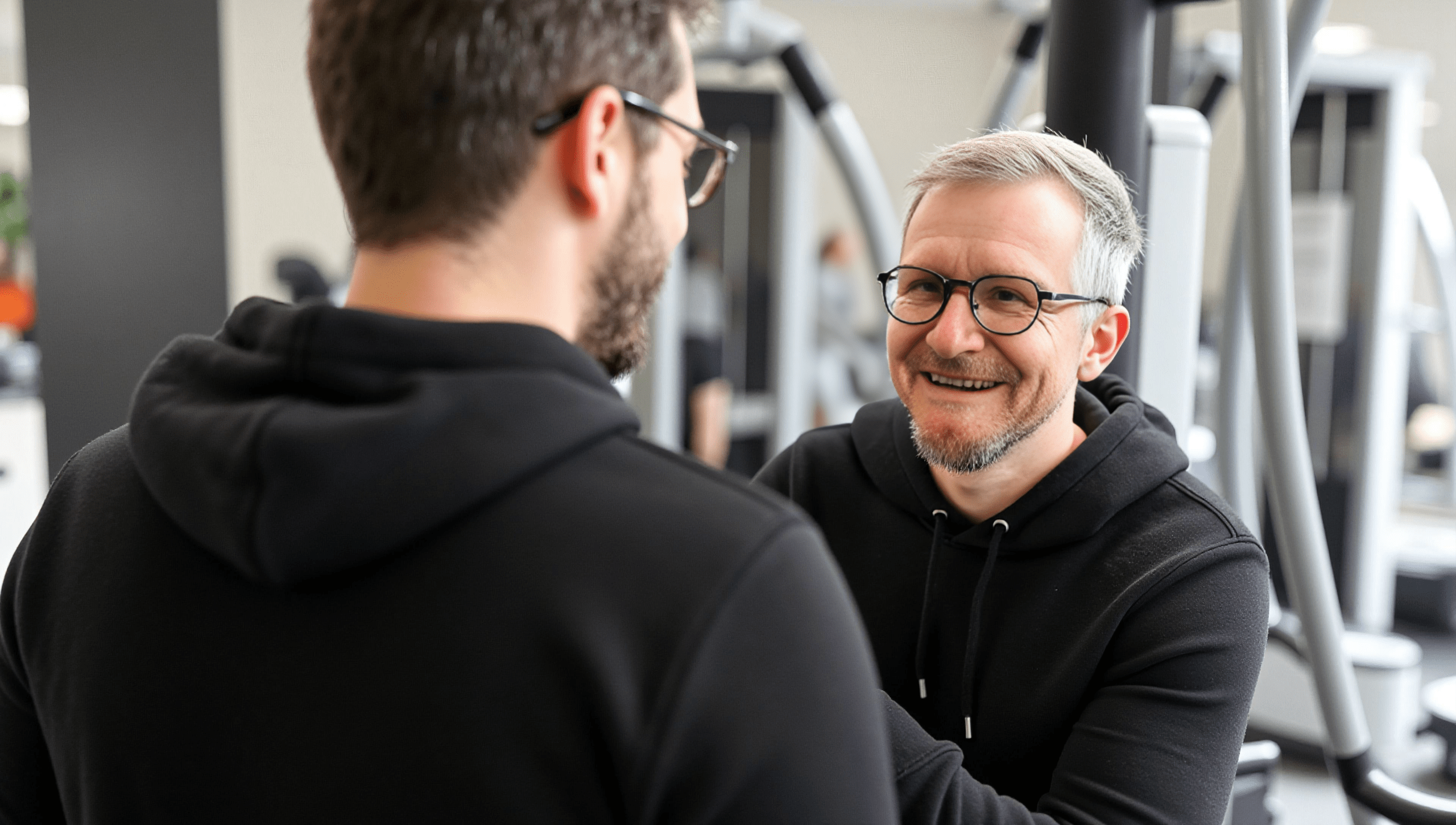 Unterhaltung mit Trainer und Mann